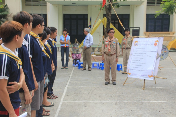 Các đoàn viên trước khi kết thúc khóa học phải đọc thuộc 10 điều Luật Hướng Đạo Sinh, trong đó có những điều dăn dạy học sinh cần tôn trọng danh dự, trung thành với tổ quốc, cha mẹ và người cộng sự, giúp ích mọi người bất cứ lúc nào. Các đoàn viên trước khi kết thúc khóa học phải đọc thuộc 10 điều Luật Hướng Đạo Sinh, trong đó có những điều dăn dạy học sinh cần tôn trọng danh dự, trung thành với tổ quốc, cha mẹ và người cộng sự, giúp ích mọi người bất cứ lúc nào.