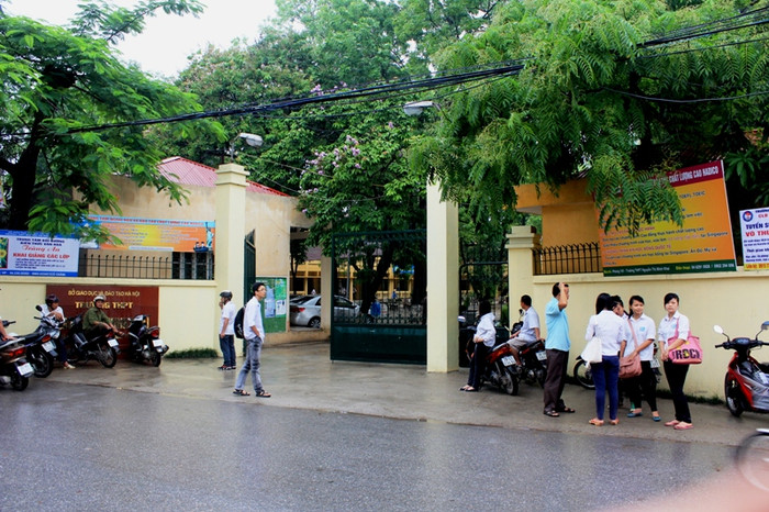 Ngay từ sáng sớm đông đảo phụ huynh đã có mặt tại địa điểm thi cùng sĩ tử. Ngay từ sáng sớm đông đảo phụ huynh đã có mặt tại địa điểm thi cùng sĩ tử.