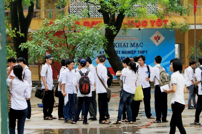 Bên trong Hội đồng thi trường này rất nhiều thí sinh tới sớm đứng chờ bạn. Bên trong Hội đồng thi trường này rất nhiều thí sinh tới sớm đứng chờ bạn.