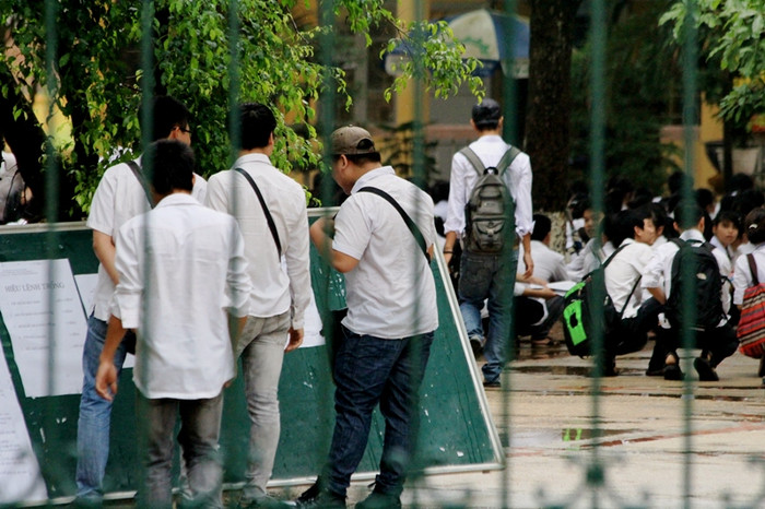 Đã bắt đầu tới giờ tập trung nghe phổ biến quy chế lần cuối trước khi vào phòng,một số thí sinh vẫn đủng đỉnh đi muộn và đứng xem lại phòng thi, số báo danh. Đã bắt đầu tới giờ tập trung nghe phổ biến quy chế lần cuối trước khi vào phòng,một số thí sinh vẫn đủng đỉnh đi muộn và đứng xem lại phòng thi, số báo danh.