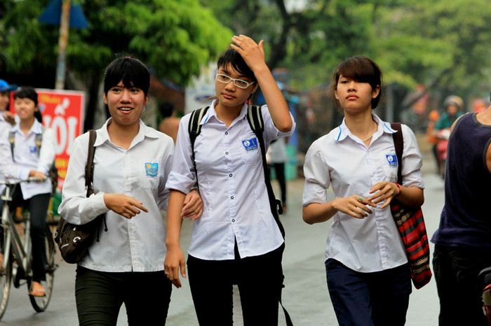 Những sĩ tử lo đi muộn nên cố gắng dù có người nhà đưa đón hay tự túc nhưng cũng cố gắng tới địa điểm thi sớm Những sĩ tử lo đi muộn nên cố gắng dù có người nhà đưa đón hay tự túc nhưng cũng cố gắng tới địa điểm thi sớm