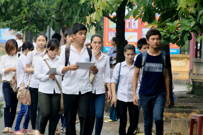 Hoạt động bên ngoài khu vực thi dường như náo nhiệt hơn, có những tốp thí sinh bắt đầu di chuyển về địa điểm thi. Hoạt động bên ngoài khu vực thi dường như náo nhiệt hơn, có những tốp thí sinh bắt đầu di chuyển về địa điểm thi.