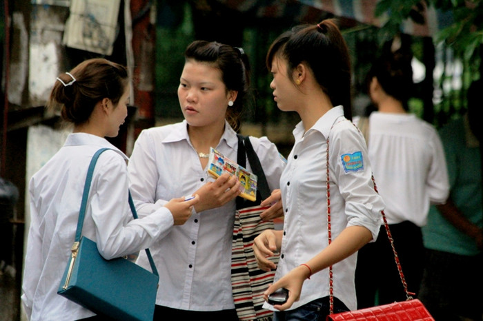 Một tốp thí sinh nữ chuẩn bị tài liệu, xem những phần trọng tâm để đút túi mang vào phòng Một tốp thí sinh nữ chuẩn bị tài liệu, xem những phần trọng tâm để đút túi mang vào phòng