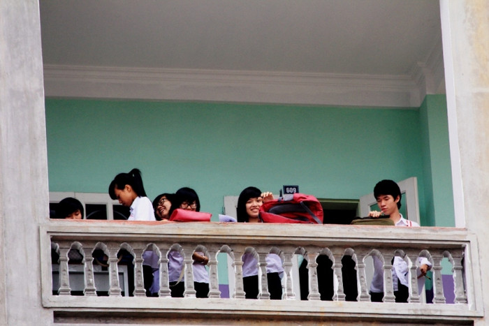 Các thí sinh tại Hội đồng thi THPT Nguyễn Bỉnh Khiêm ra khỏi phòng tới vẻ tươi tỉnh ở môn Toán.