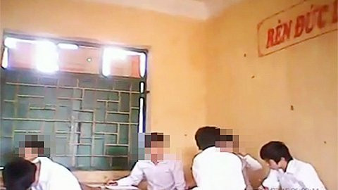 Các thí sinh tự do quay ngang, quay ngửa trao đổi bài.Ảnh chụp từ clip