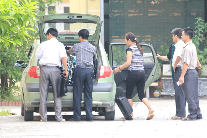 Chiếc xe lăn được chuẩn bị sẵn đặt trong cốp xe