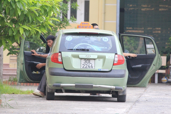 Thí sinh được chở đến bằng Taxi