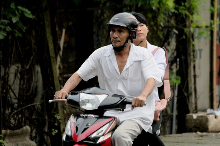 Ngồi sau bố không đội mũ. Ngồi sau bố không đội mũ.