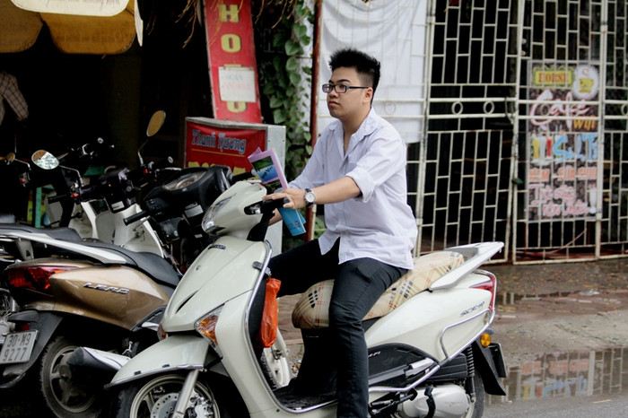 Nhiều thí sinh tự lái xe máy phân khối lớn đi thi nhưng không đội mũ bảo hiểm. Nhiều thí sinh tự lái xe máy phân khối lớn đi thi nhưng không đội mũ bảo hiểm.