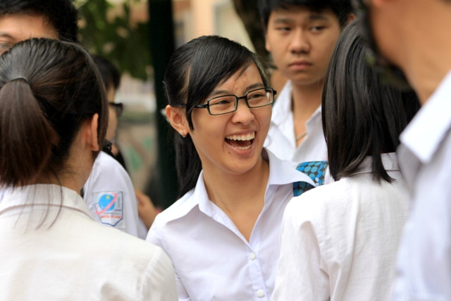 Xong môn Toán sáng nay, thí sinh tươi cười ra về. Ảnh Xuân Trung Xong môn Toán sáng nay, thí sinh tươi cười ra về. Ảnh Xuân Trung