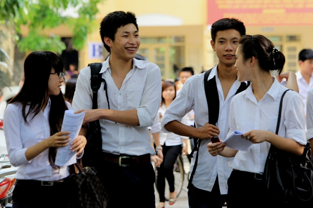 Thí sinh dự thi tại Hội đồng thi trường THPT Việt Đức. Ảnh Xuân Trung