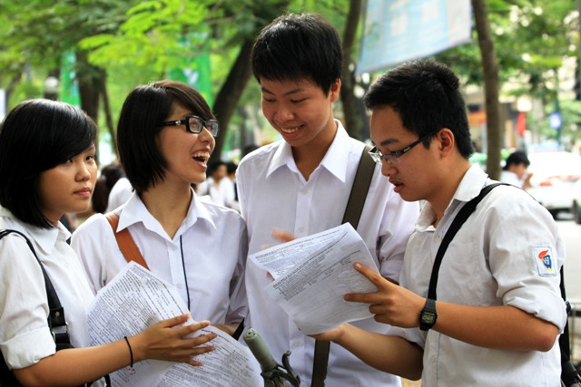 Tại Hội đồng thi trường THPT Việt Đức thí sinh vui mừng đã làm tốt môn Ngoại ngữ chiều nay. Ảnh Xuân Trung