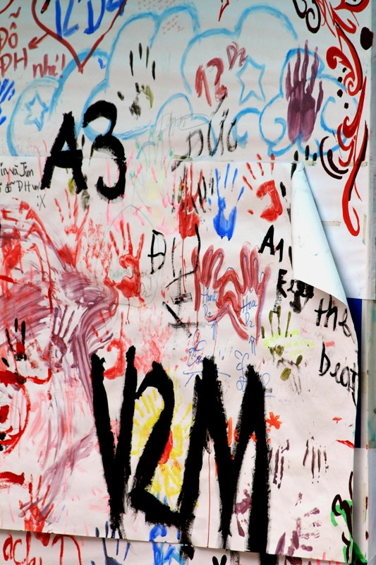 Lớp 12A3 cùng các bạn học sinh cuối cấp khác thể hiện tình yêu thầy, cô, bạn bè qua thông điệp vẽ bằng tranh. Lớp 12A3 cùng các bạn học sinh cuối cấp khác thể hiện tình yêu thầy, cô, bạn bè qua thông điệp vẽ bằng tranh.