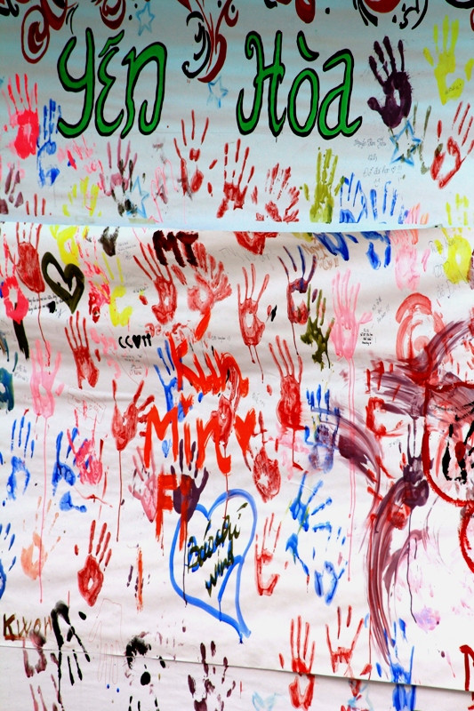 Những năm cuối cấp ở bất kỳ cấp học nào cũng là những quãng ngày đáng nhớ nhất, lưu luyến thầy cô,bạn bè và muốn có một kỷ niệm nào đó về mái trường mình đã từng học và trưởng thành, đó thông điệp gửi tới qua bức tranh trừu tượng này. Những năm cuối cấp ở bất kỳ cấp học nào cũng là những quãng ngày đáng nhớ nhất, lưu luyến thầy cô,bạn bè và muốn có một kỷ niệm nào đó về mái trường mình đã từng học và trưởng thành, đó thông điệp gửi tới qua bức tranh trừu tượng này.