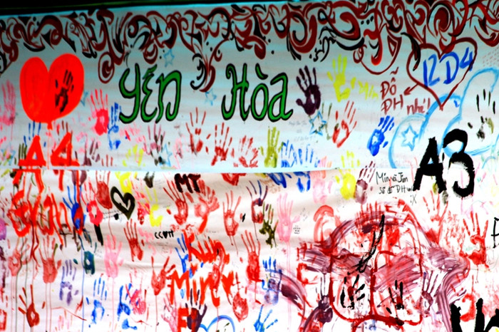 Điểm nhấn trong bức tranh trừu tượng này là hình bàn tay, mỗi một bàn tay thể hiện một ước mơ, một điều mong muốn sẽ thành công trong tương lai. Điểm nhấn trong bức tranh trừu tượng này là hình bàn tay, mỗi một bàn tay thể hiện một ước mơ, một điều mong muốn sẽ thành công trong tương lai.