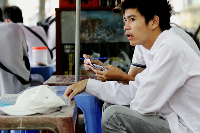 Bên cạnh đó, rất nhiều thí sinh dự thi tại trường THPT Minh Khai đanh gấp rút chuẩn bị phao thi.