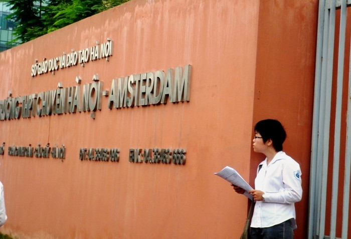 Sáng nay nhiều thí sinh dự thi quên không mang Atlat vào phòng đành đứng đợi người nhà về lấy. Trong ảnh là một thí sinh dự thi tại trường Amsterdam quên không mang Atlat.