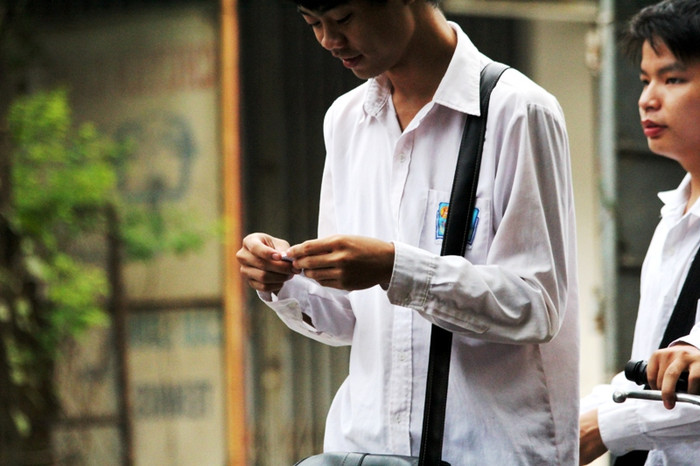 Cẩn thận gập phao cho vào túi quần.