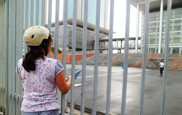 Người nhà vội vàng mang Atlat tới cho con…