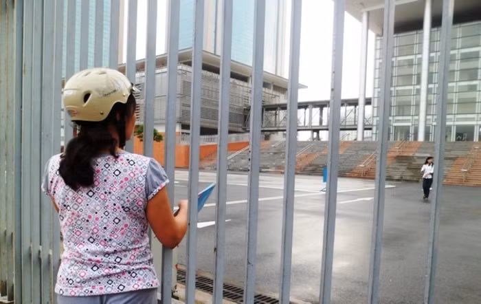 Người nhà vội vàng mang Atlat tới cho con…