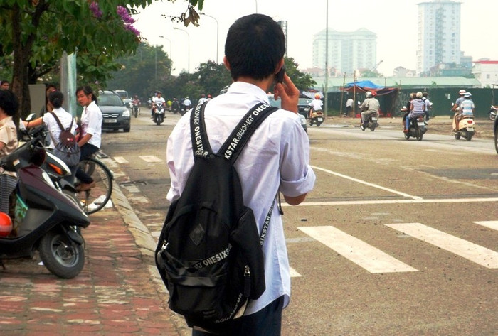 Một thí sinh liên tục gọi điện giục người mang Atlat tới địa điểm thi.