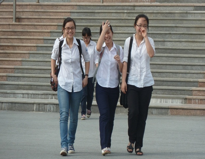 Kết thúc buổi thi Ngoại ngữ chiều 4/6 nhiều thí sinh vui mừng, phấn khởi vì đề thi dễ, có thể đạt điểm cao