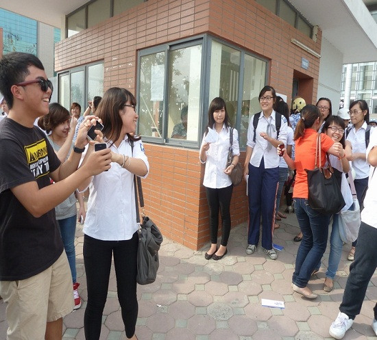 Vui mừng hò hét khi gặp lại bạn bè