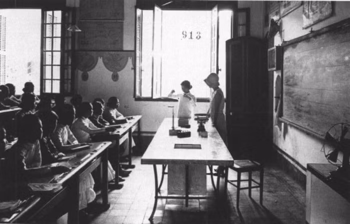 Giờ hoá học - Thời đó đã sử dụng dụng cụ trực quan đưa vào bài giảng