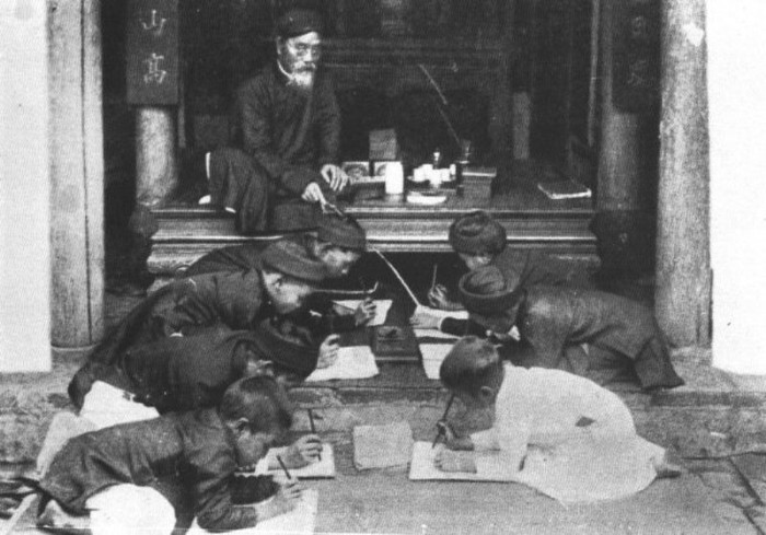 Ông đồ gõ đầu trẻ Ông đồ gõ đầu trẻ