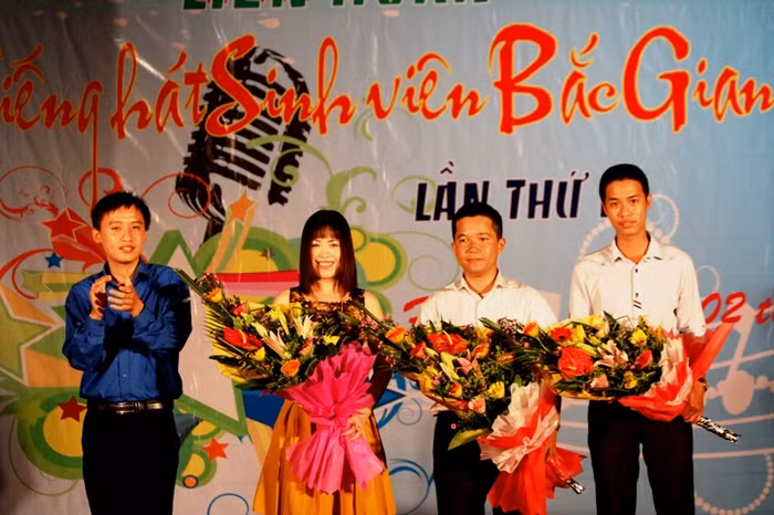 Mở đầu Liên hoa tiếng hát sinh viên là tiết mục nhảy Flash Mob sôi động với sự tham gia của các sinh viên Bắc Giang đang học tại Hà Nội.
