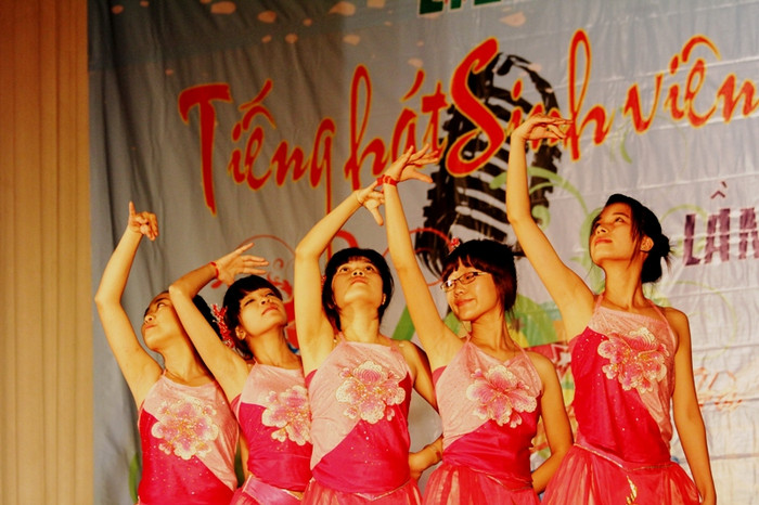 Những điệu múa mềm mại, uyển chuyển thể hiện tình yêu quê hương đất nước. Những điệu múa mềm mại, uyển chuyển thể hiện tình yêu quê hương đất nước.