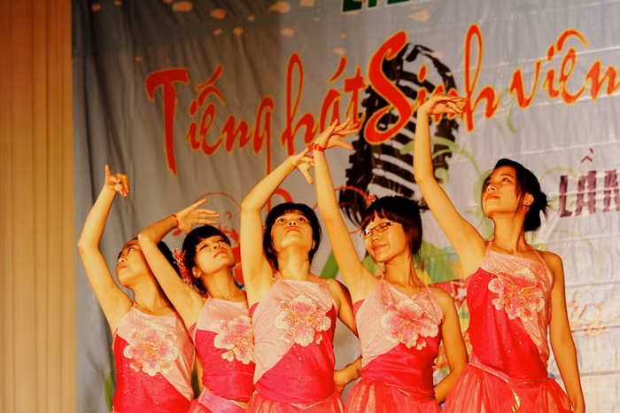Những điệu múa mềm mại, uyển chuyển thể hiện tình yêu quê hương đất nước.