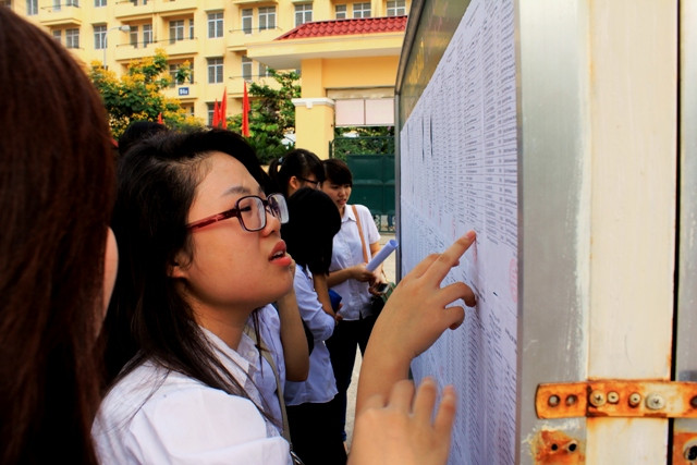 Thí sinh kiểm tra lại thông tin cá nhân trước khi vào ngày thi đầu tiên vào sáng mai. Ảnh Xuân Trung Thí sinh kiểm tra lại thông tin cá nhân trước khi vào ngày thi đầu tiên vào sáng mai. Ảnh Xuân Trung