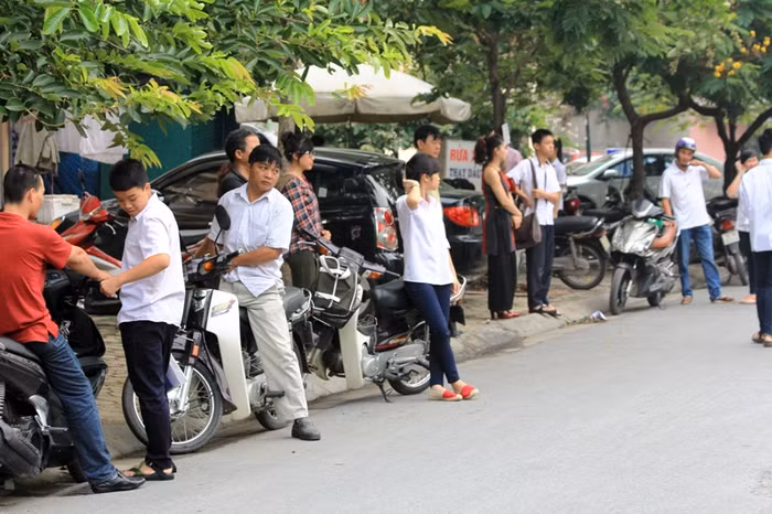 Khoảng 6 giờ sáng trước cổng trường THPT Cầu Giấy rất đông thí sinh và người nhà tập trung chờ lễ khai mạc kỳ thi đầu cấp vào lớp 10.