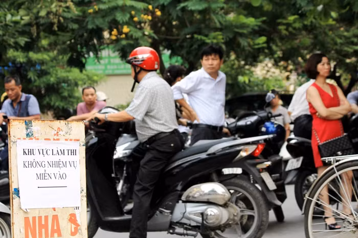 Ngoài cổng, phụ huynh đứng ngồi không yên