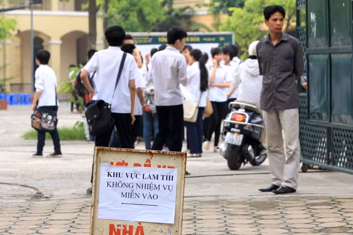 Đúng 6 giờ 45 phút bắt đầu giờ khai mạc kỳ thi tuyển sinh vào lớp 10.