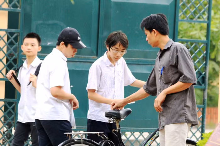 Nhưng phần lớn các em học sinh lớp 9 tự túc bằng xe đạp tới địa điểm thi sáng nay.