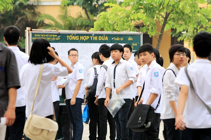 Bên trong các thí sinh tranh thủ xem lại một lần nữa số báo danh, phòng thi của mình.