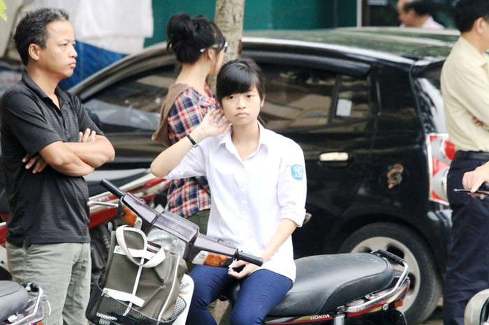 Nhiều thí sinh tự đi thi bằng xe máy