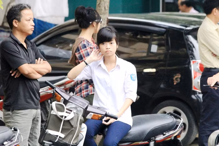 Nhiều thí sinh tự đi thi bằng xe máy