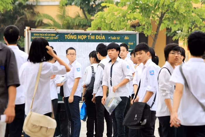 Bên trong các thí sinh tranh thủ xem lại một lần nữa số báo danh, phòng thi của mình.