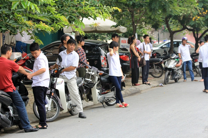 Khoảng 6 giờ sáng trước cổng trường THPT Cầu Giấy rất đông thí sinh và người nhà tập trung chờ lễ khai mạc kỳ thi đầu cấp vào lớp 10.