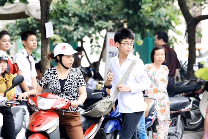 Các em nhà xa được bố mẹ chở tới địa điểm thi từ sớm.