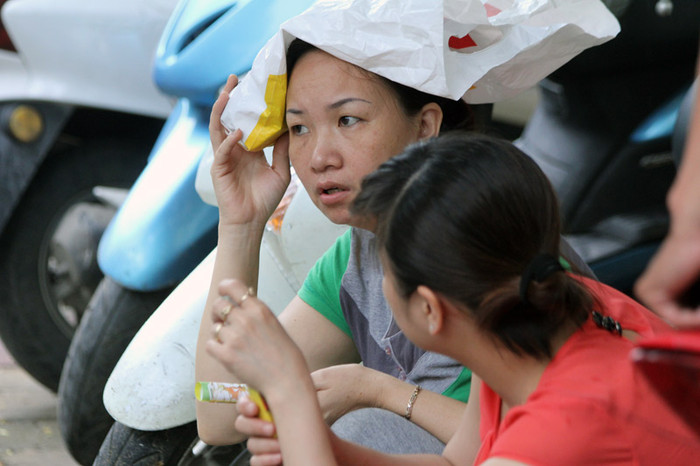 Của những bà mẹ đội mưa ngồi chờ con. Đây không chỉ là cuộc đua của các sĩ tử, mà còn là "cuộc đua" của nhiều phụ huynh khi đứng dưới mưa chờ con.