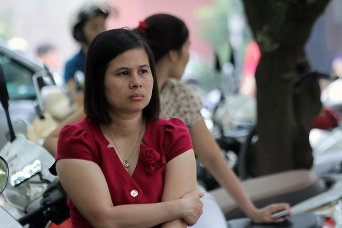 Những ánh mắt dõi theo bước đi của con.