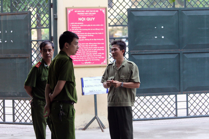 Từ sáng sớm lực lượng an ninh đã có mặt để đảm bảo kỳ thi lớp 10 tại Hội đồng thi Trường THPT Cầu Giấy diễn ra suôn sẻ.