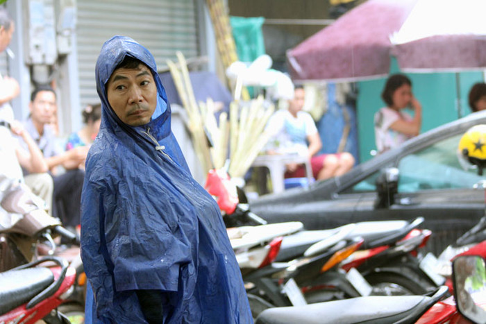 Cơn mưa không làm phụ huynh rời vị trí chờ con.