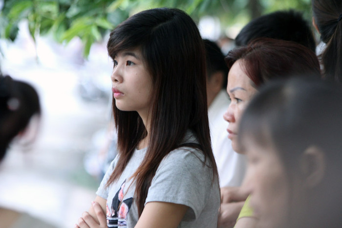 ...của chị gái đưa em đi thi.