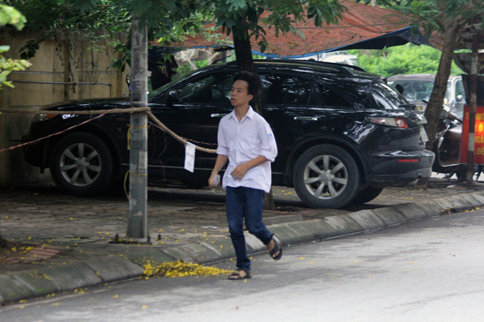 Tại đây cũng có một số thí sinh đến muộn phải hấp tấp chạy vào phòng thi.