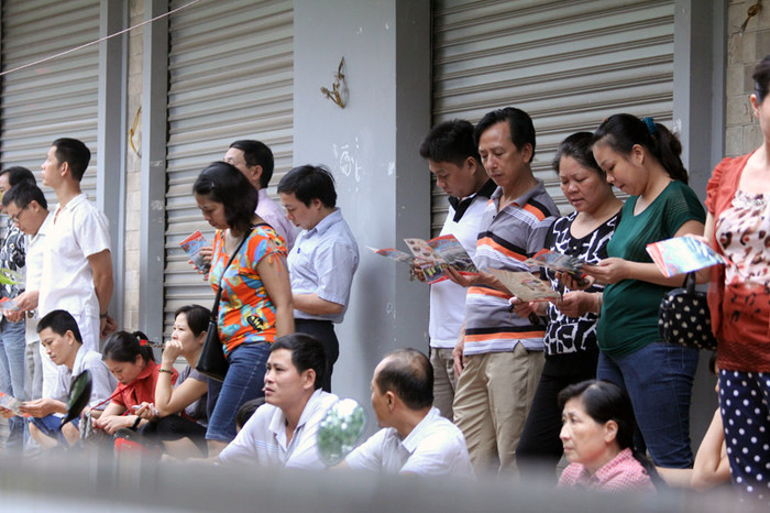 Trong khi đó bên ngoài nhiều phụ huynh vấn cố nán lại để chứng kiến giây phút con em mình vào phòng thi.